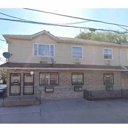 Large Apt, One Block To Train Apartment *