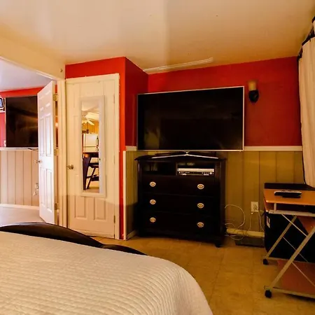 Large Apt, One Block To Train *