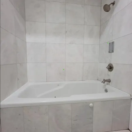 Luxurious With Backyard And Jacuzzi Guest house New York