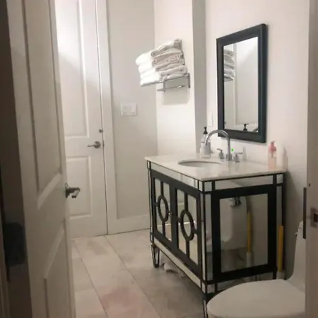 Luxurious With Backyard And Jacuzzi Guest house New York