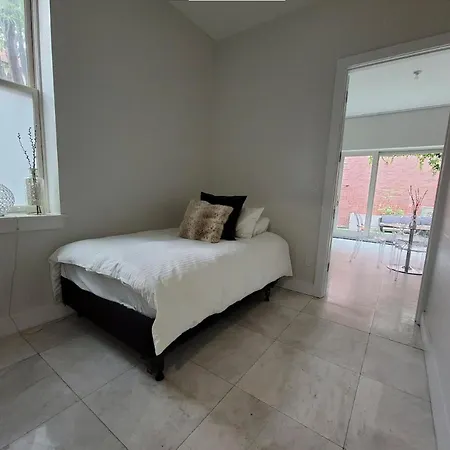 Luxurious With Backyard And Jacuzzi Guest house