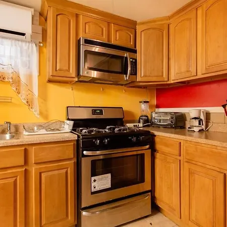 Large Apt, One Block To Train Apartment