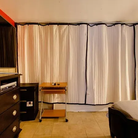 Large Apt, One Block To Train New York