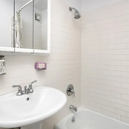 Luxurious 3 Beds 2 Baths By Park