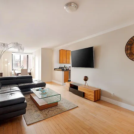Luxurious 3 Beds 2 Baths By Park