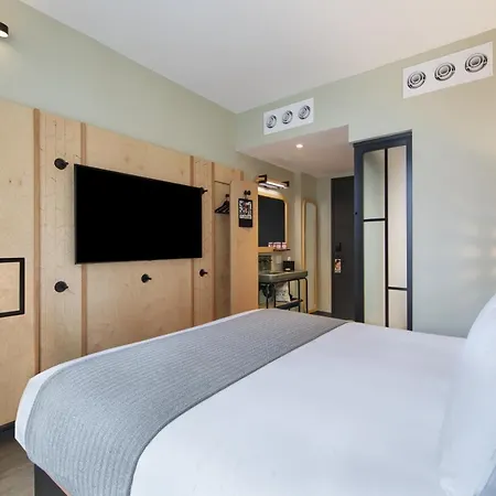 Moxy Brooklyn Williamsburg Hotel New York