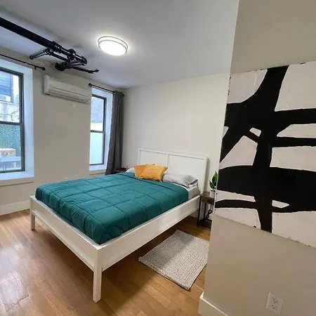 Stylish 4bd Space W/backyard, Grill And More! Apartment New York