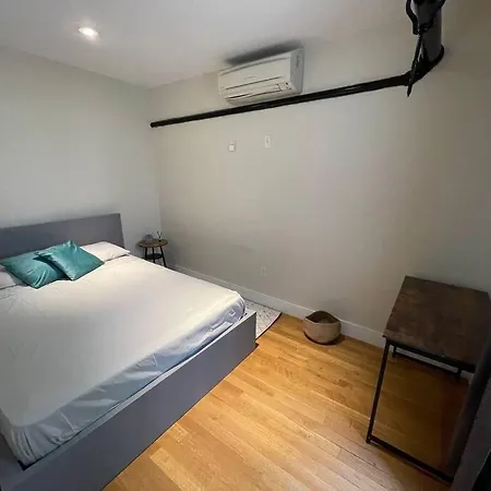 Stylish 4bd Space W/backyard, Grill And More! Apartment