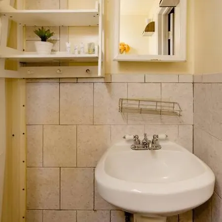 Large Apt, One Block To Train