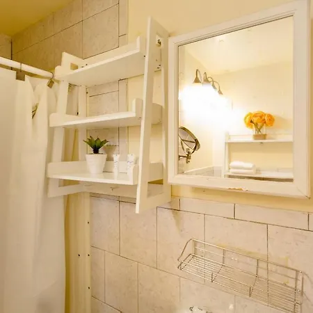 Large Apt, One Block To Train * New York