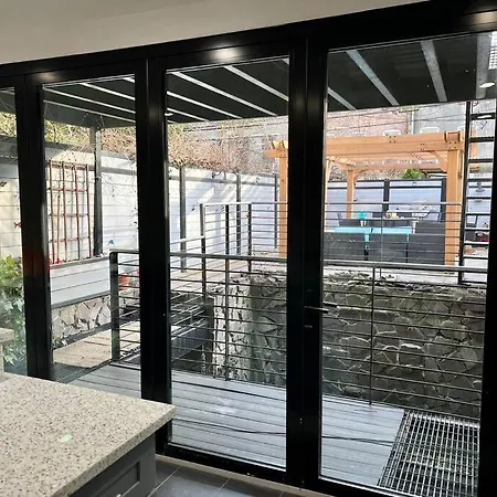 The Caz, A Modern Brooklyn Townhome With Waterfall Bed & Breakfast *