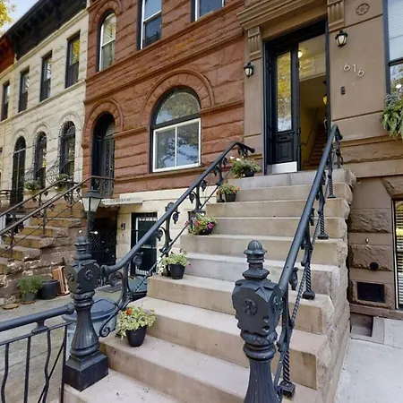 Bed & Breakfast The Caz, A Modern Brooklyn Townhome With Waterfall *