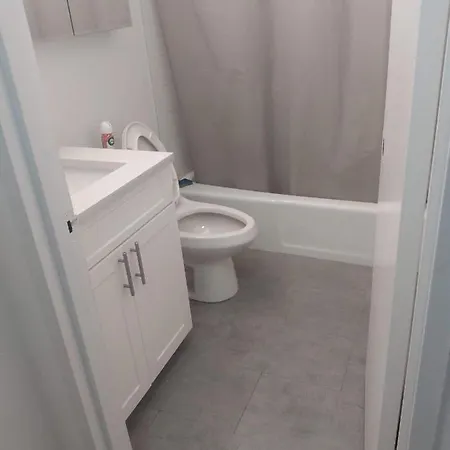 Spacious Bedroom With A Private Bathroom * New York