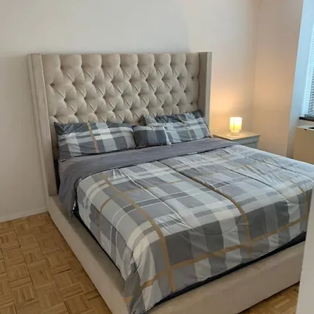 Spacious Bedroom With A Private Bathroom Apartment *