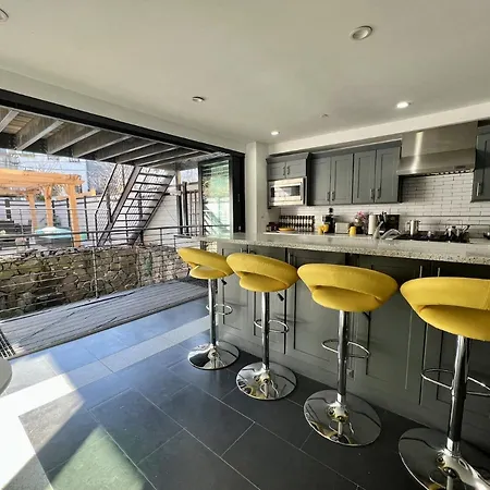 The Caz, A Modern Brooklyn Townhome With Waterfall Bed & Breakfast New York