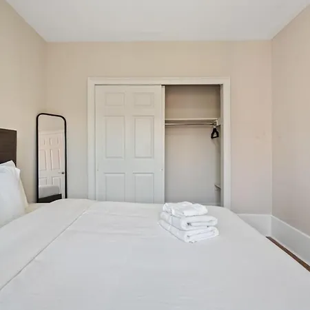 Stylish 2br With A Dedicated Workspace Apartment