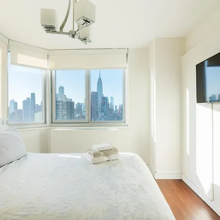 Beautiful 3 Bedroom With Private Balcony * New York