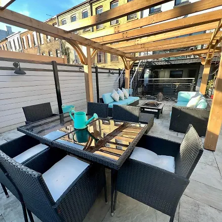 The Caz, A Modern Brooklyn Townhome With Waterfall Bed & Breakfast New York