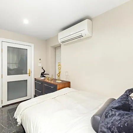 Luxurious 4 Bedroom Townhouse *