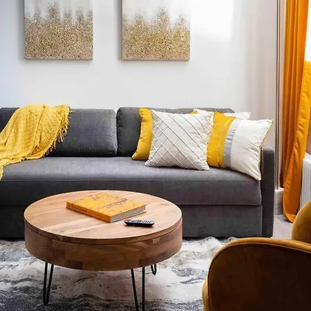 Gorgeous 2 Br/1.5 Ba *