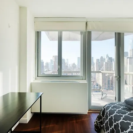 Beautiful 3 Bedroom With Private Balcony *