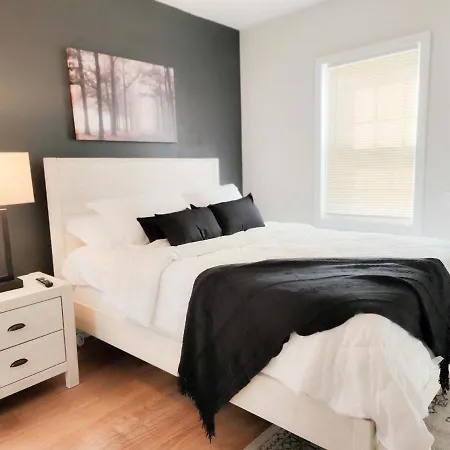 A New Splash Of Color In The Heart Of Queens Holiday home *