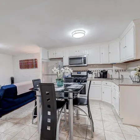 Wonderful Getaway In Canarsie Brooklyn With Parking Apartment