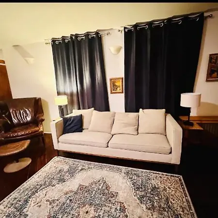 Stylish 2 Bedrooms In Upper Manhattan Apartment