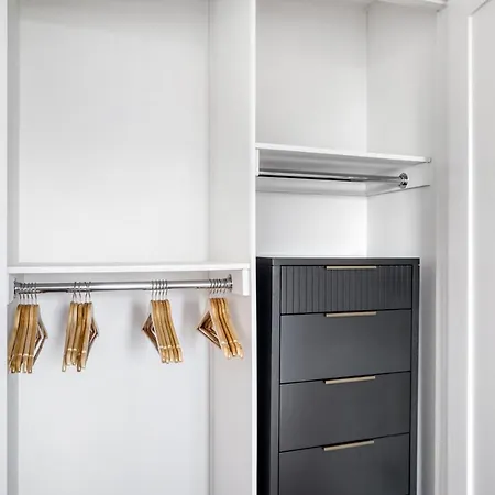Ues 2br W Elevator Doorman Gym Nr Park Nyc-1072 Apartment