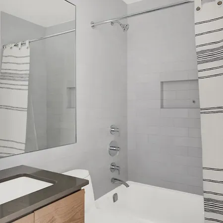 Apartment Ues 2br W Elevator Doorman Gym Nr The Met Nyc-683 *