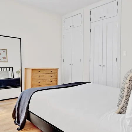 Apartment Ues 2br W Doorman Nr Met Park Nyc-716
