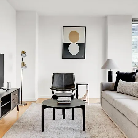 Lic 2br W Doorman Gym Pool Nr E River Nyc-689 Apartment
