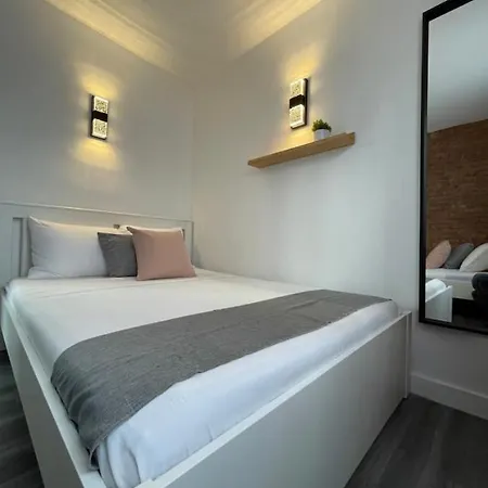 Two Bed On 12th Floor Apartment New York