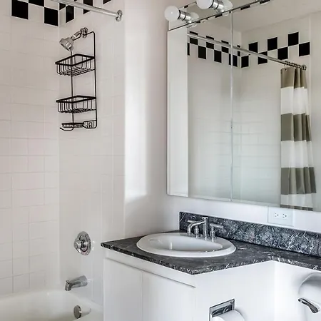 Ues 2br W Elevator Doorman Gym Nr Park Nyc-1071 * New York