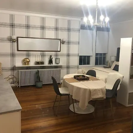 Apartment Private In Townhouse W Shared Baths Qn Bed 1-3ppl *