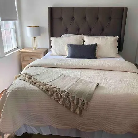 Apartment Private In Townhouse W Shared Baths Qn Bed 1-3ppl *