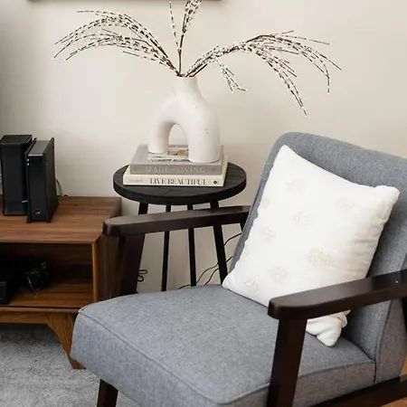 Spacious 3bd In Williamsburg Apartment