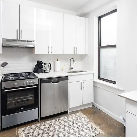 Spacious 3bd In Williamsburg Apartment