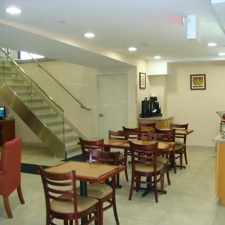 - Laguardia Airport 3*
