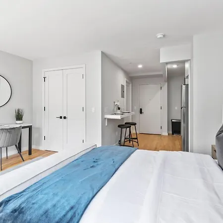 Luxe Studio In Upper East Side With Charming Juliet Balcony Holiday home New York