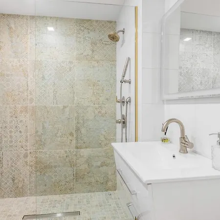 Luxe Studio In Upper East Side With Charming Juliet Balcony Holiday home *