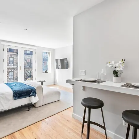 Luxe Studio In Upper East Side With Charming Juliet Balcony