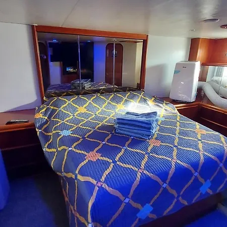Cozy Ocean 3xdeck Yacht Botel