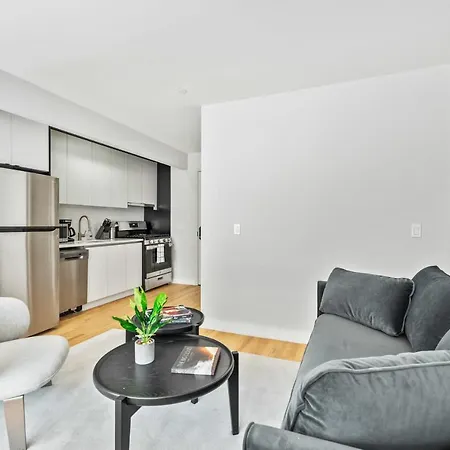 Holiday home Luxe Studio With Charming Juliet Balcony New York