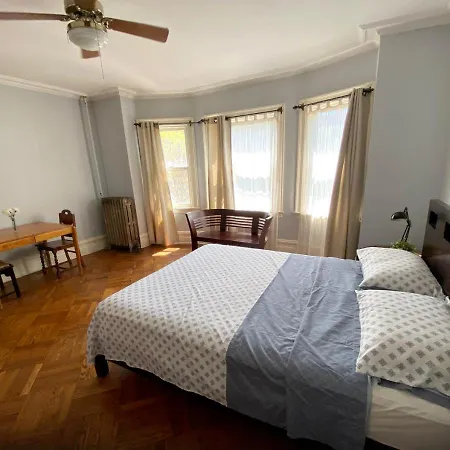 Spacious Bedroom In A Brooklyn House Shared With Host Homestay *