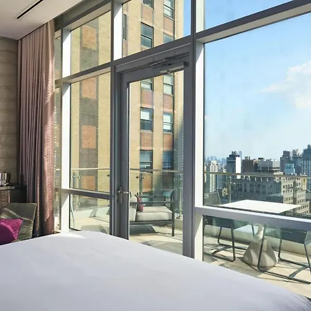 Renaissance Midtown Hotel 4*