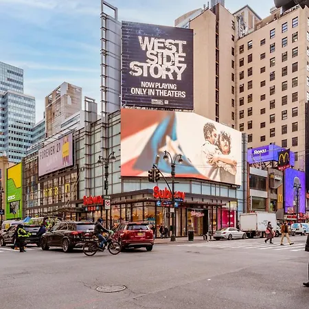 West 30th Street Hostel *