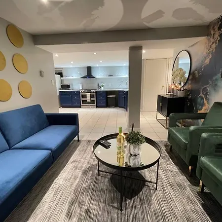 The Circle Near Jfk + Shopping Mall * New York