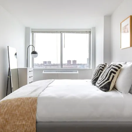 Uws 1br W Doorman Elevator Gym Nr Columbus Cir Nyc-584 *