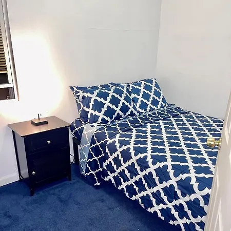 3 Bedrooms 1 Bath Apt, 10 Min To Manhattan!